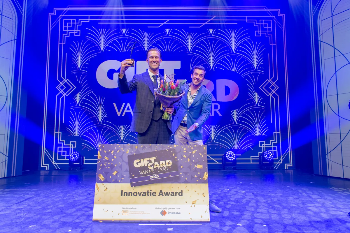 Rowdy Baltus (à gauche), fondateur de Festival Cadeaukaart, lors de la remise du prix